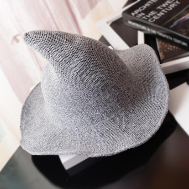 "Modern dam häxhatt i ullblandning, stilren design, finns i sex färger, elegant accessoar för fest och vardag."