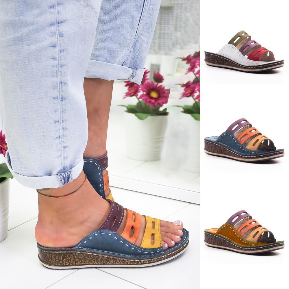 "Modern dam sandaler med regnbågseffekt, färgglad design, mjukt minneskum, perfekt för sommar och stil."