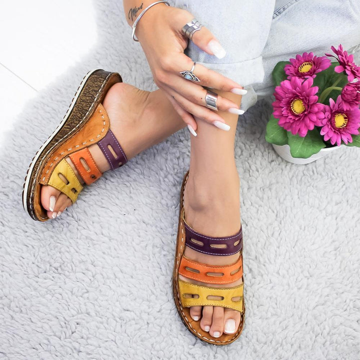 "Modern dam sandaler med regnbågseffekt, färgglad design, mjukt minneskum, perfekt för sommar och stil."