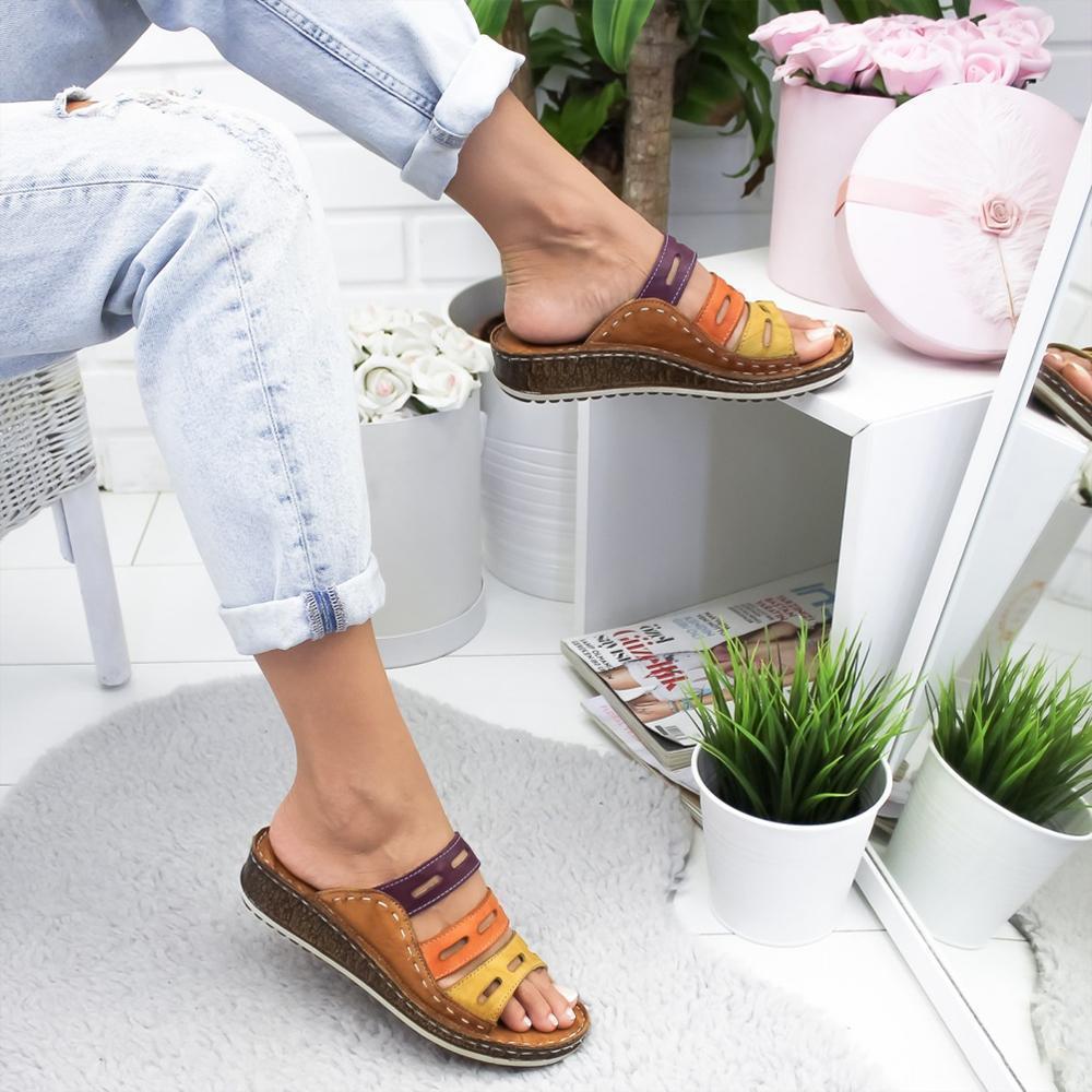 "Modern dam sandaler med regnbågseffekt, färgglad design, mjukt minneskum, perfekt för sommar och stil."