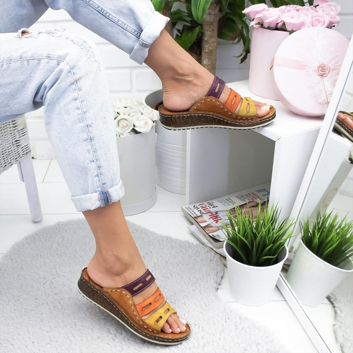 "Modern dam sandaler med regnbågseffekt, färgglad design, mjukt minneskum, perfekt för sommar och stil."
