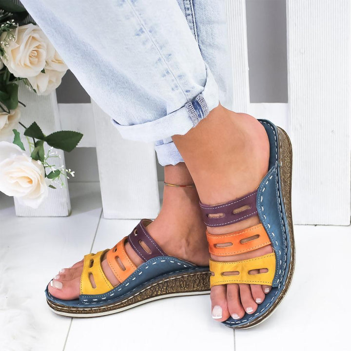 "Modern dam sandaler med regnbågseffekt, färgglad design, mjukt minneskum, perfekt för sommar och stil."