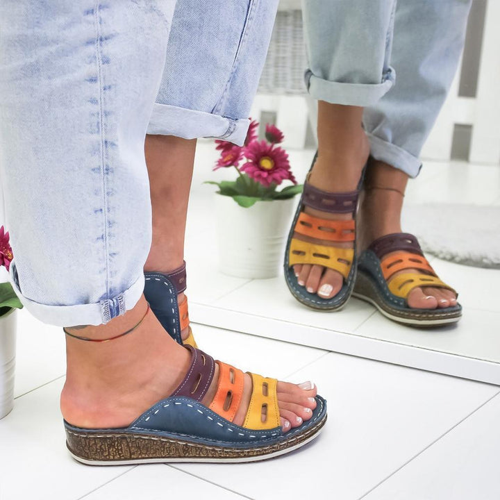 "Modern dam sandaler med regnbågseffekt, färgglad design, mjukt minneskum, perfekt för sommar och stil."