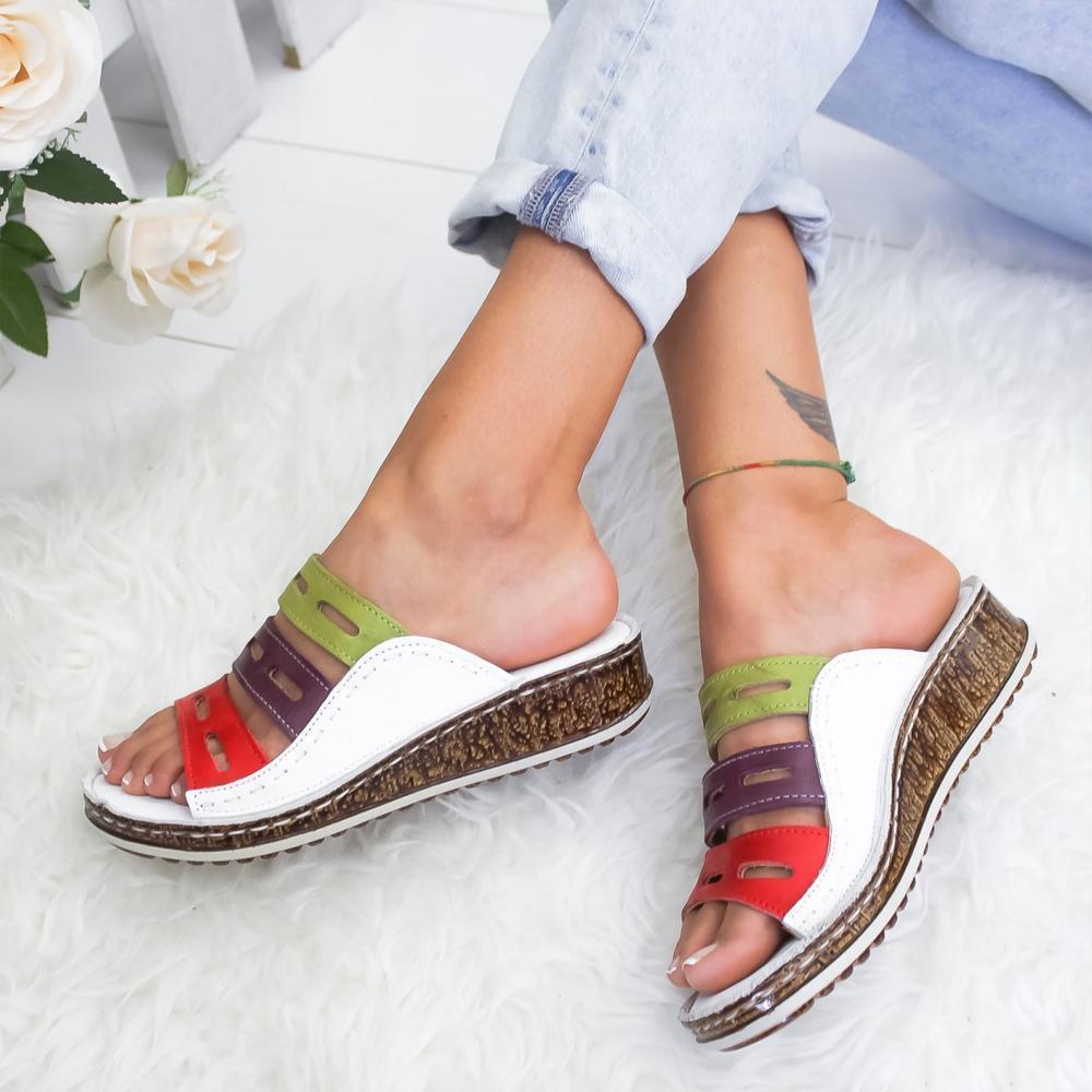 "Modern dam sandaler med regnbågseffekt, färgglad design, mjukt minneskum, perfekt för sommar och stil."