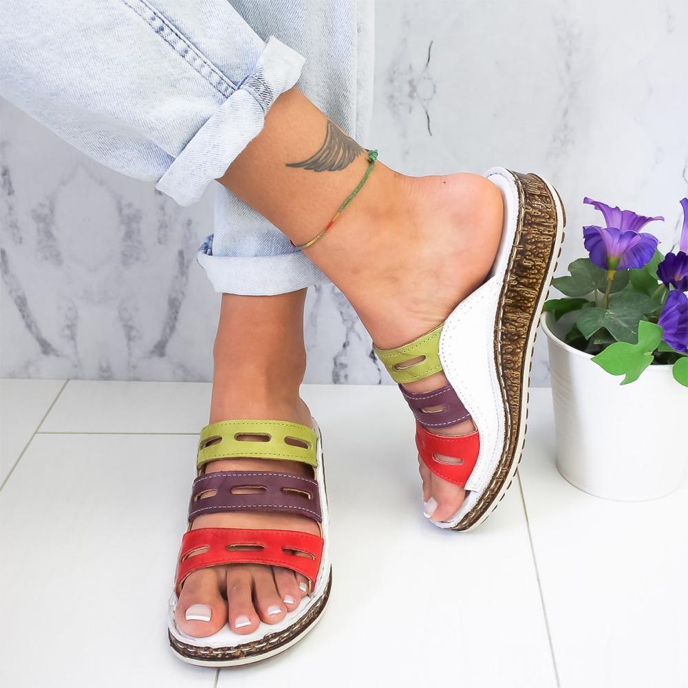 "Modern dam sandaler med regnbågseffekt, färgglad design, mjukt minneskum, perfekt för sommar och stil."