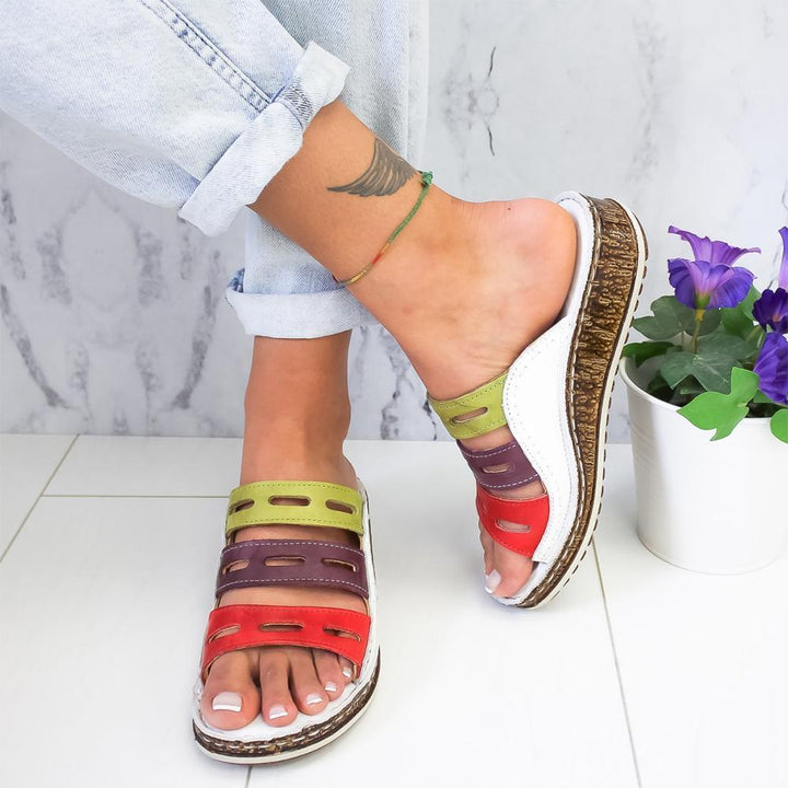 "Modern dam sandaler med regnbågseffekt, färgglad design, mjukt minneskum, perfekt för sommar och stil."