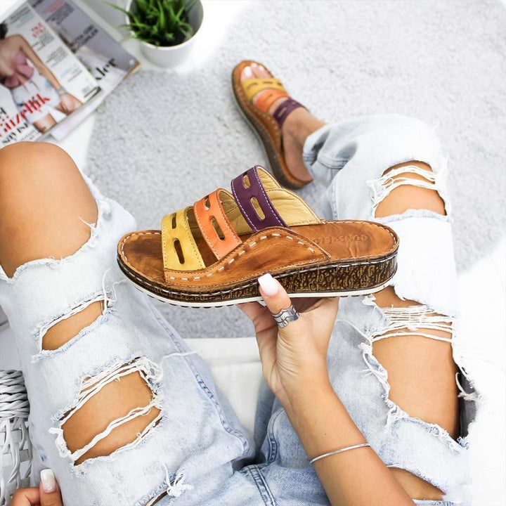 "Modern dam sandaler med regnbågseffekt, färgglad design, mjukt minneskum, perfekt för sommar och stil."