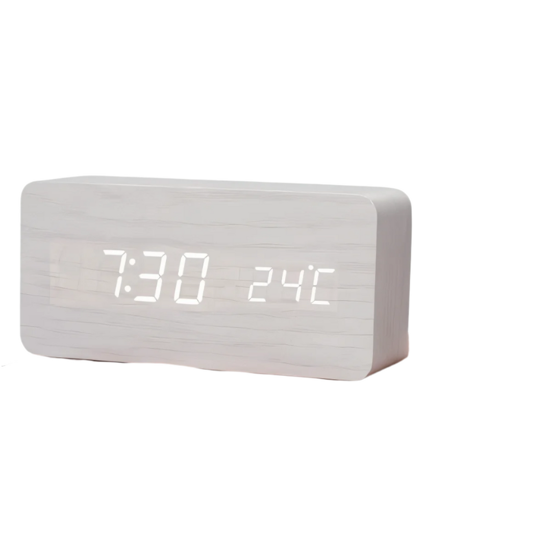 LED-väckarklocka i mörker, lysande siffror. Digital klocka med stark display för natten.