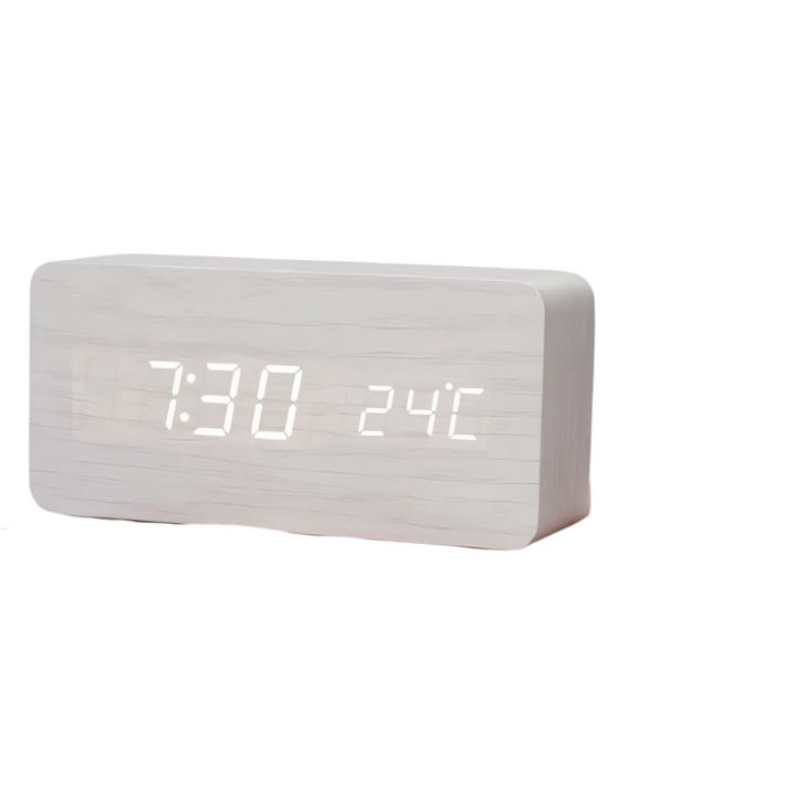 LED-väckarklocka i mörker, lysande siffror. Digital klocka med stark display för natten.