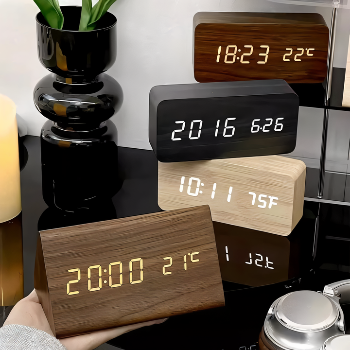 Stilren svart digital klocka med LED-display. Funktionell bordsklocka för det moderna hemmet.