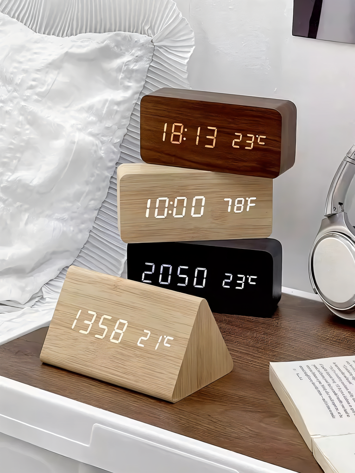 LED-väckarklocka på nattduksbord, visar tid & temperatur. Modern sovrumsklocka med smart design.