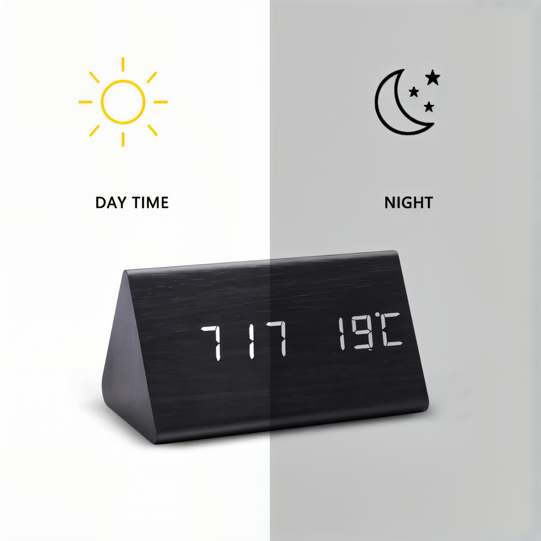 Närbild: Modern LED-klocka visar 22:30 och 24°C. Digital väckarklocka med temperaturvisning.