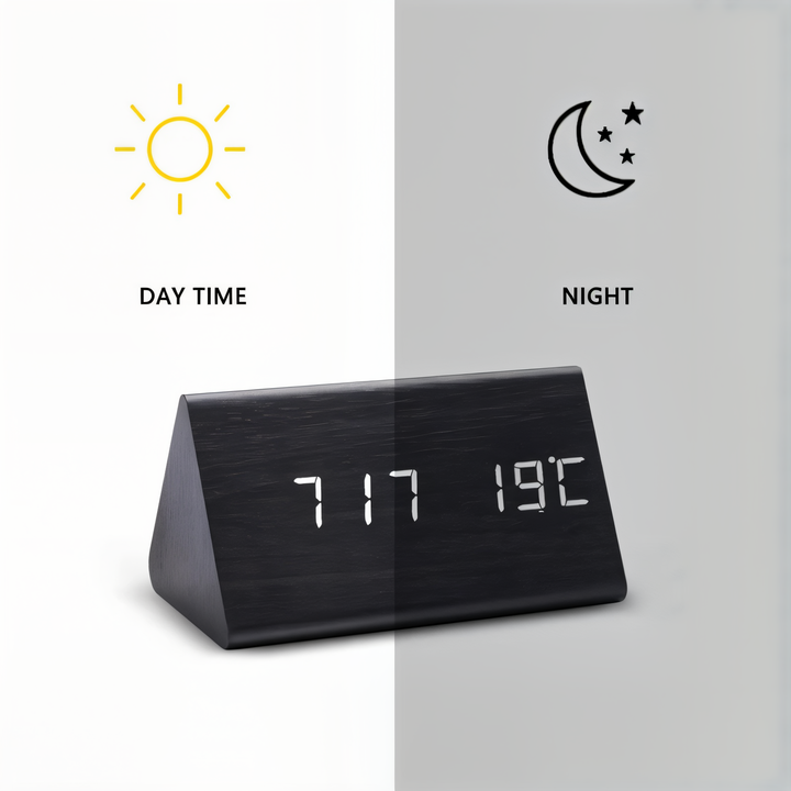 Närbild: Modern LED-klocka visar 22:30 och 24°C. Digital väckarklocka med temperaturvisning.