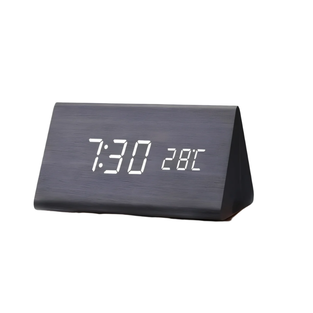 Smal profil av modern LED-väckarklocka. Digital bordsklocka med slimmad, elegant design.