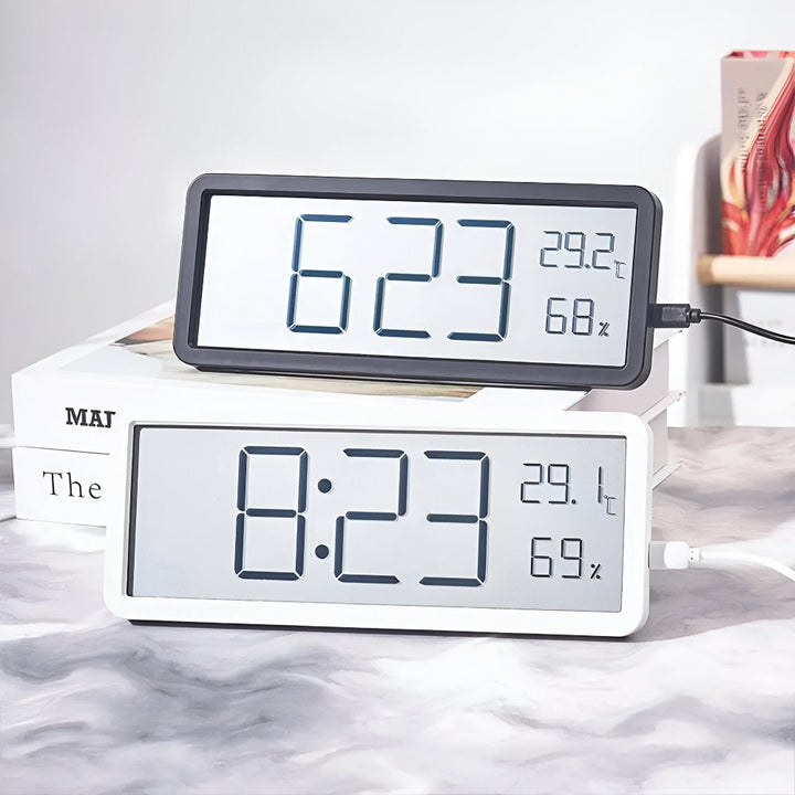 Modern digital LED-väggklocka visar tid, temperatur och fuktighet. Elegant design för smarta hem.