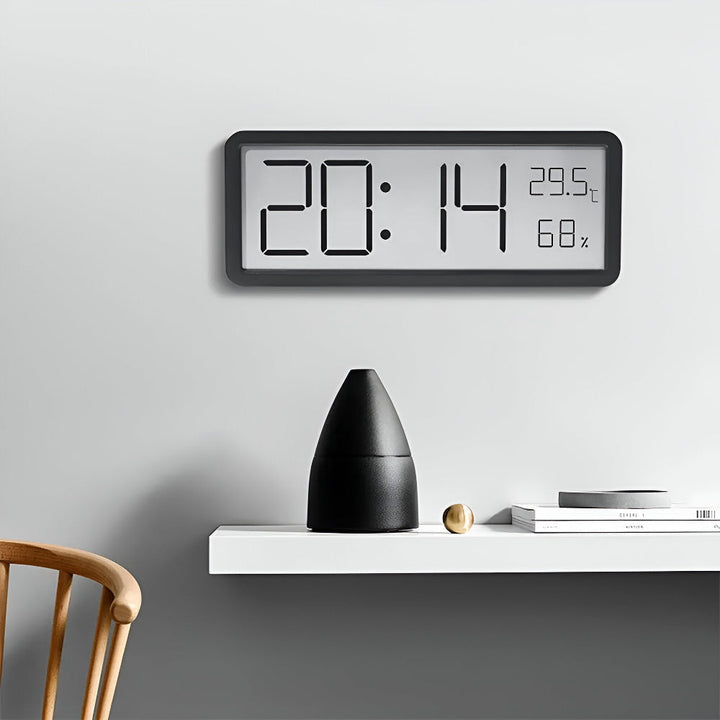 Akryl LED-väggklocka med tyst design. Digital visning av tid och rummets temperatur/fuktighet.