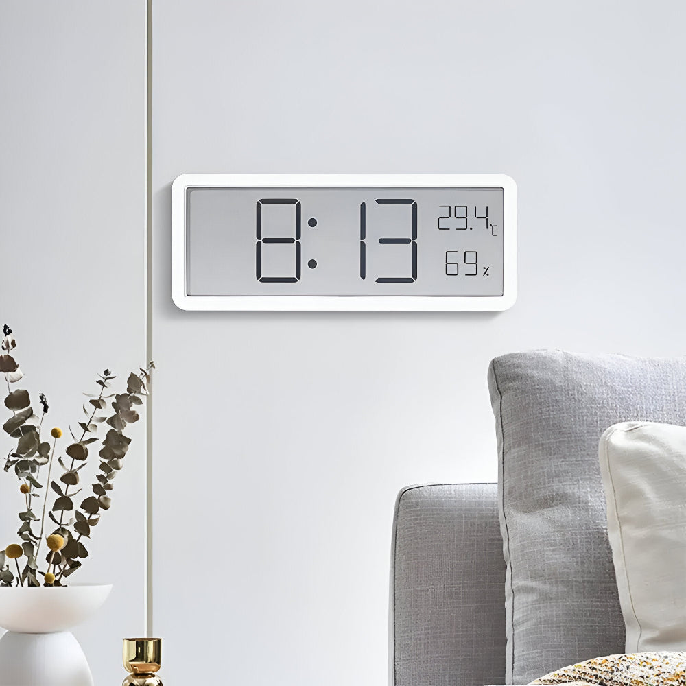 Snygg digital LED-väggklocka för modern heminredning. Visar tid, temperatur och fuktighet tydligt.