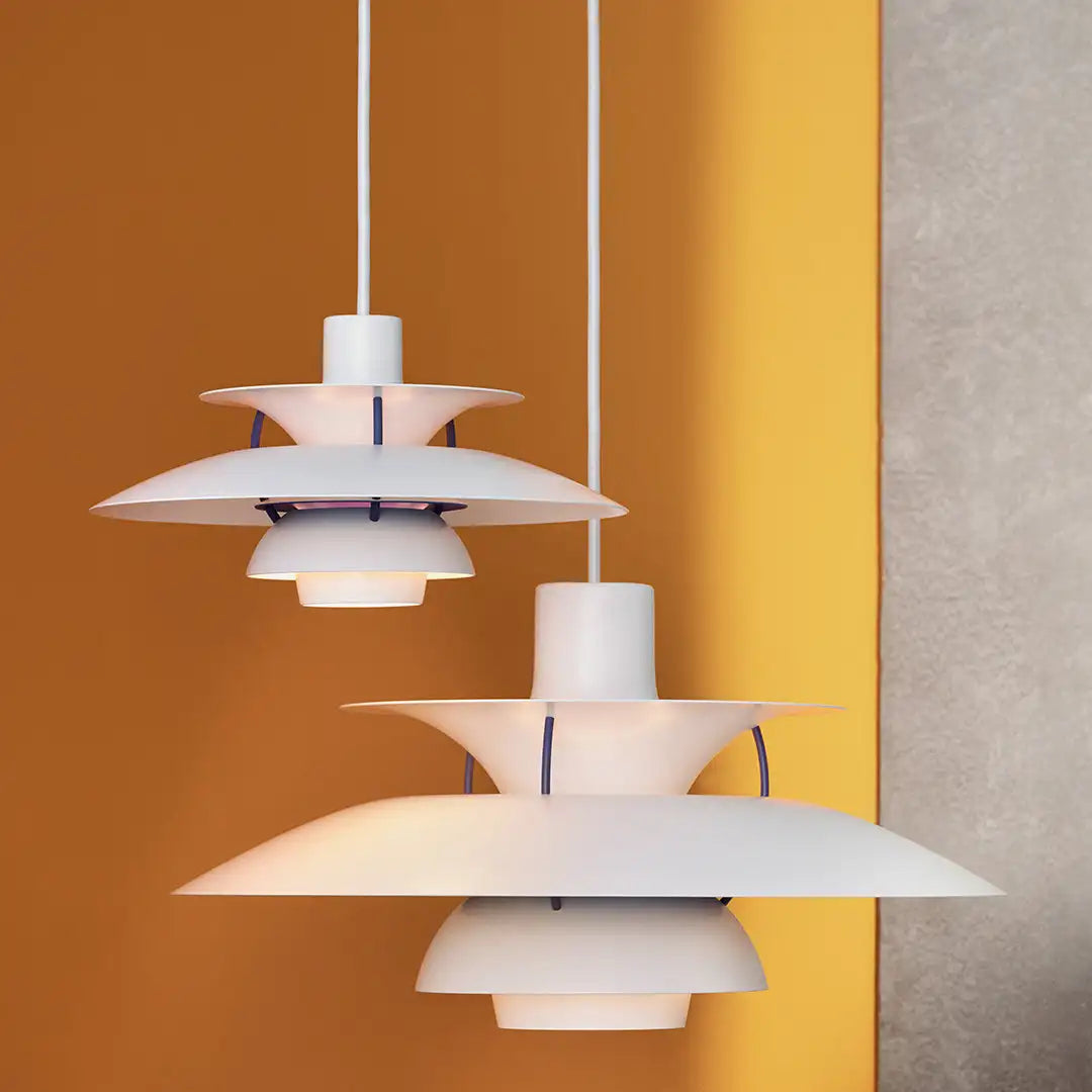 Modern, dimbar, rund LED-taklampa som förbättrar ljuset i vardagsrum, matsal och kontor.