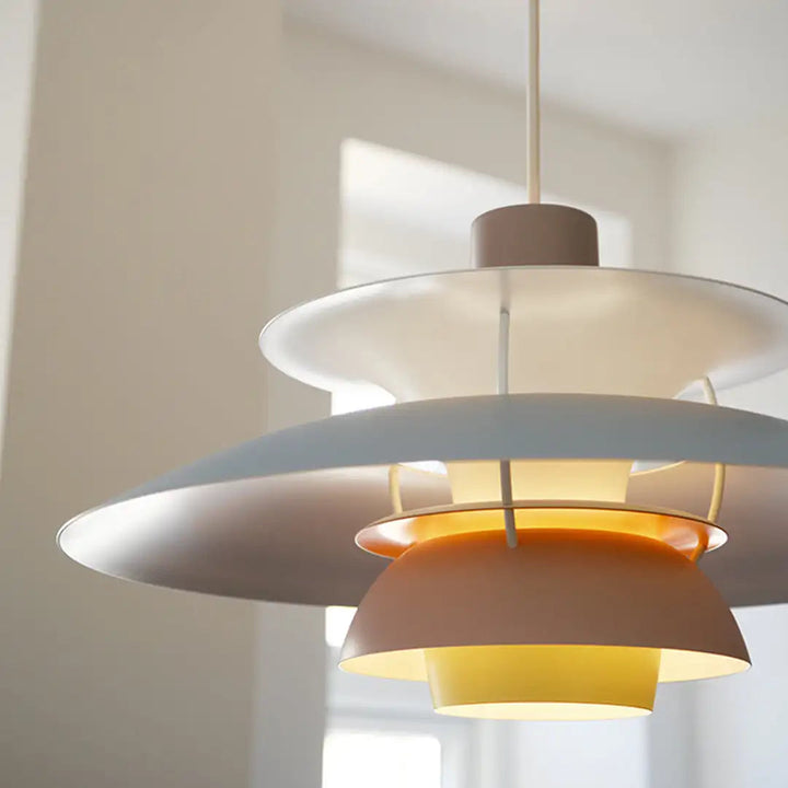 Vit modern dimbar LED-taklampa, rund design för energieffektiv hembelysning.