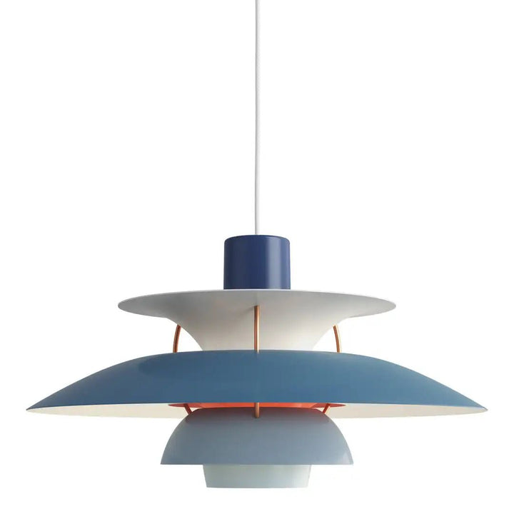 Exklusiv dimbar taklampa i skandinavisk stil. Modern belysning för ett elegant hem.