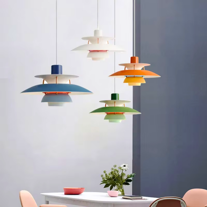 Elegant taklampa i skandinavisk stil med dimbar LED-belysning för hemmet.