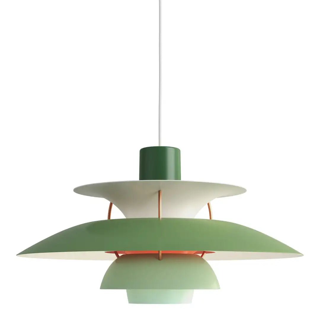 Elegant och dimbar taklampa i skandinavisk design. Optimal för funktionell rumsbelysning.