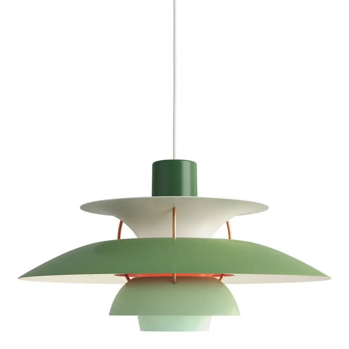 Elegant och dimbar taklampa i skandinavisk design. Optimal för funktionell rumsbelysning.