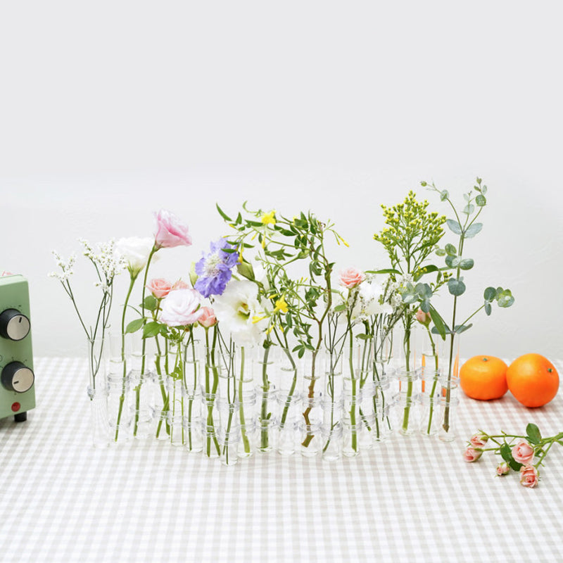 "Modern hängd blomvas av glas, flexibel och kreativ dekoration för hem och kontor, elegant och stilren design."