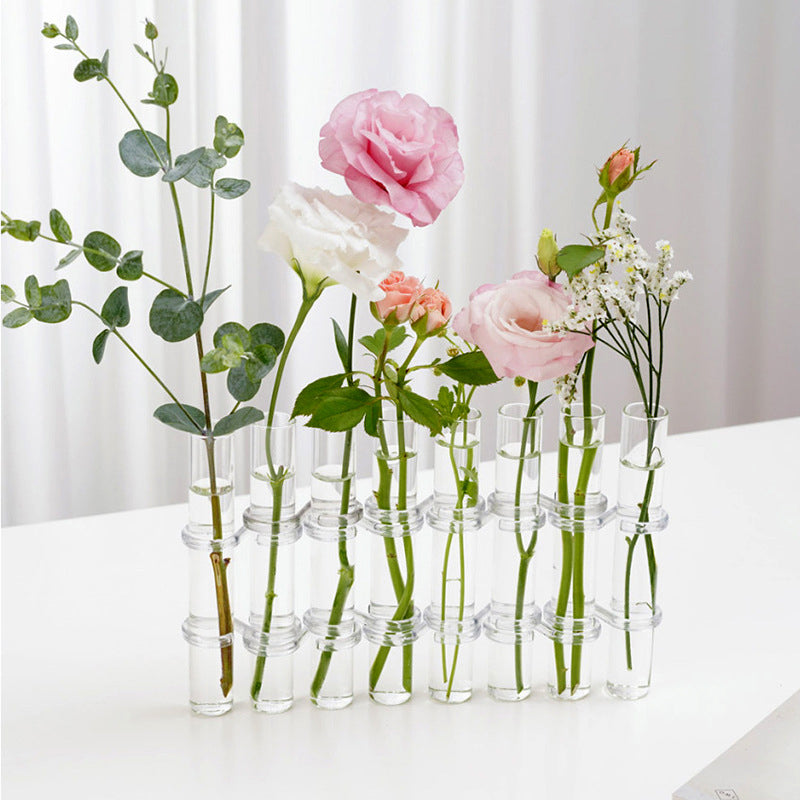 "Modern hängd blomvas av glas, flexibel och kreativ dekoration för hem och kontor, elegant och stilren design."
