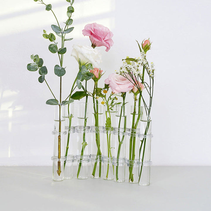 "Modern hängd blomvas av glas, flexibel och kreativ dekoration för hem och kontor, elegant och stilren design."