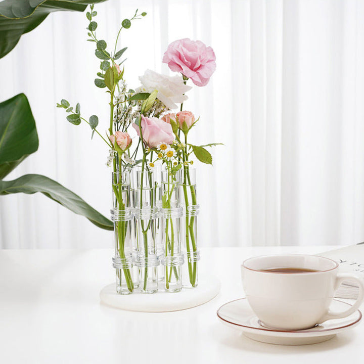 "Modern hängd blomvas av glas, flexibel och kreativ dekoration för hem och kontor, elegant och stilren design."
