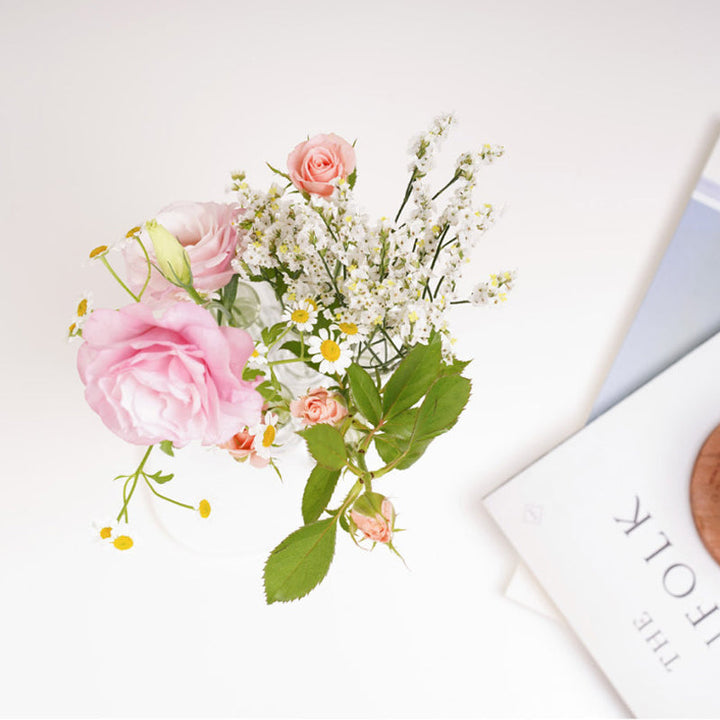"Modern hängd blomvas av glas, flexibel och kreativ dekoration för hem och kontor, elegant och stilren design."