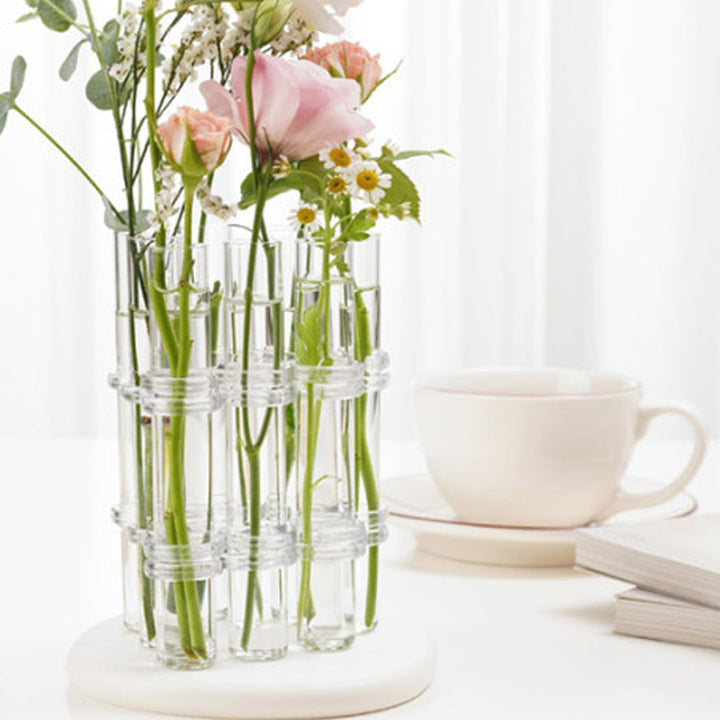 "Modern hängd blomvas av glas, flexibel och kreativ dekoration för hem och kontor, elegant och stilren design."