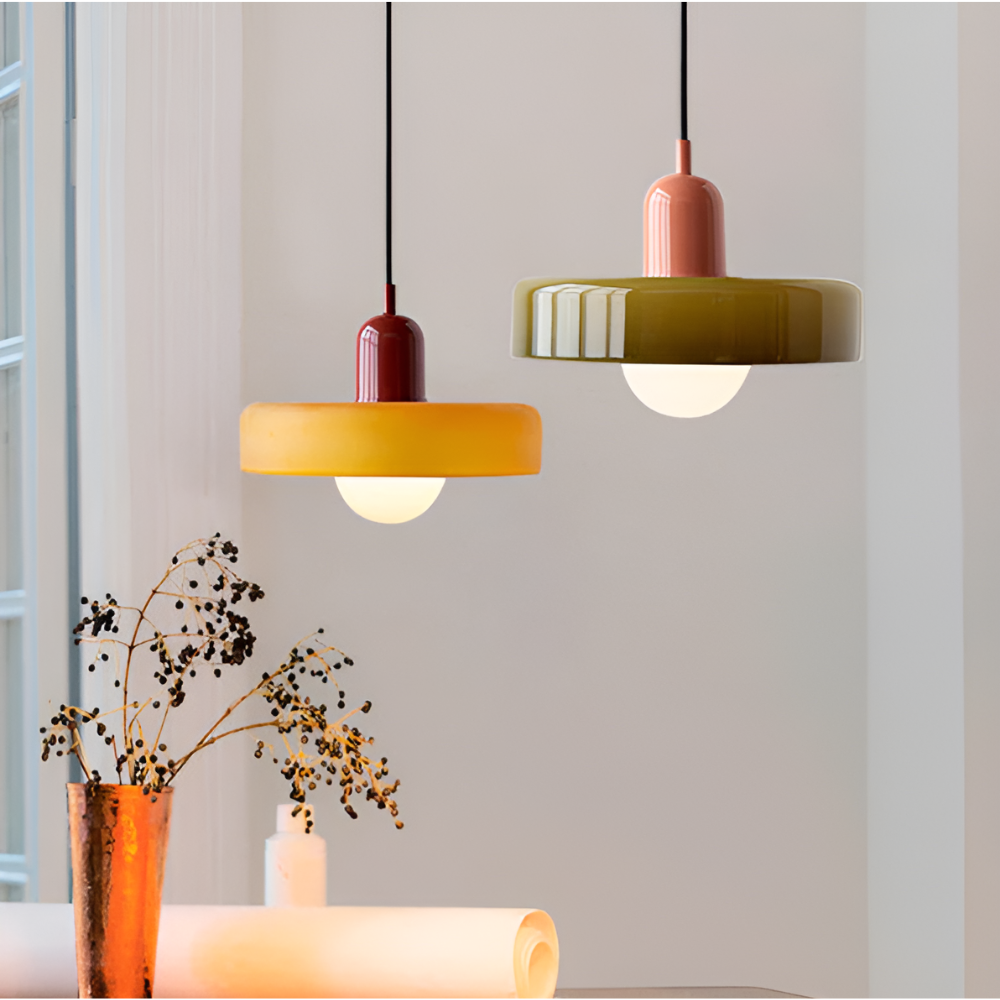 Modern justerbar taklampa i glas. Stilren pendellampa för elegant heminredning.