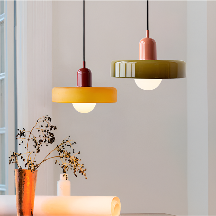 Modern justerbar taklampa i glas. Stilren pendellampa för elegant heminredning.