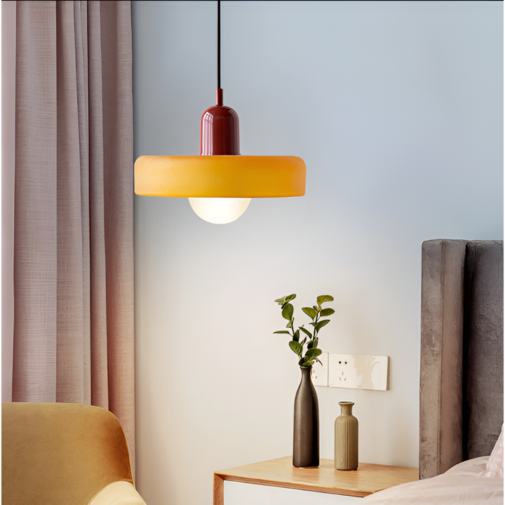 Stilren taklampa i glas, justerbar höjd. Designlampa som modern fokuspunkt i rummet.