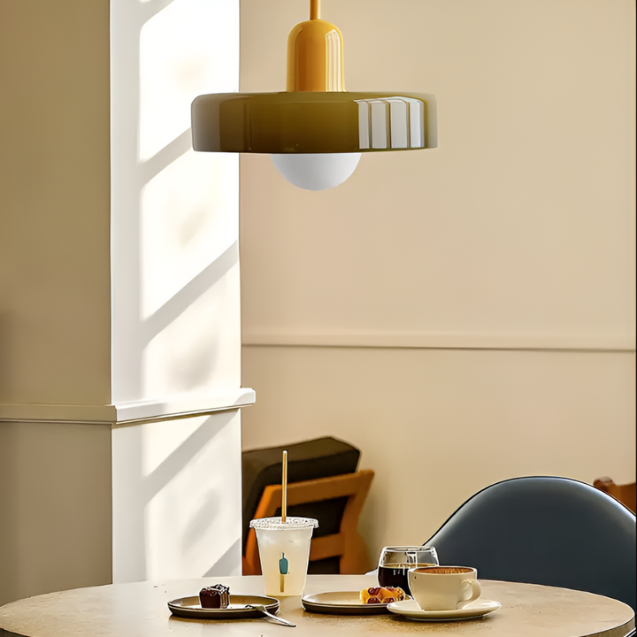 Hängande taklampa i frostat glas. Justerbar och stilren design för modern inredning.