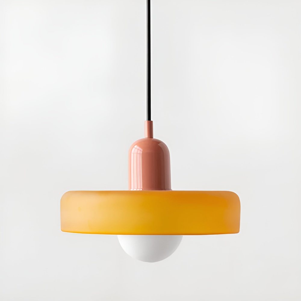 Modern taklampa med glasdetaljer. Justerbar belysning för funktionell & vacker miljö.