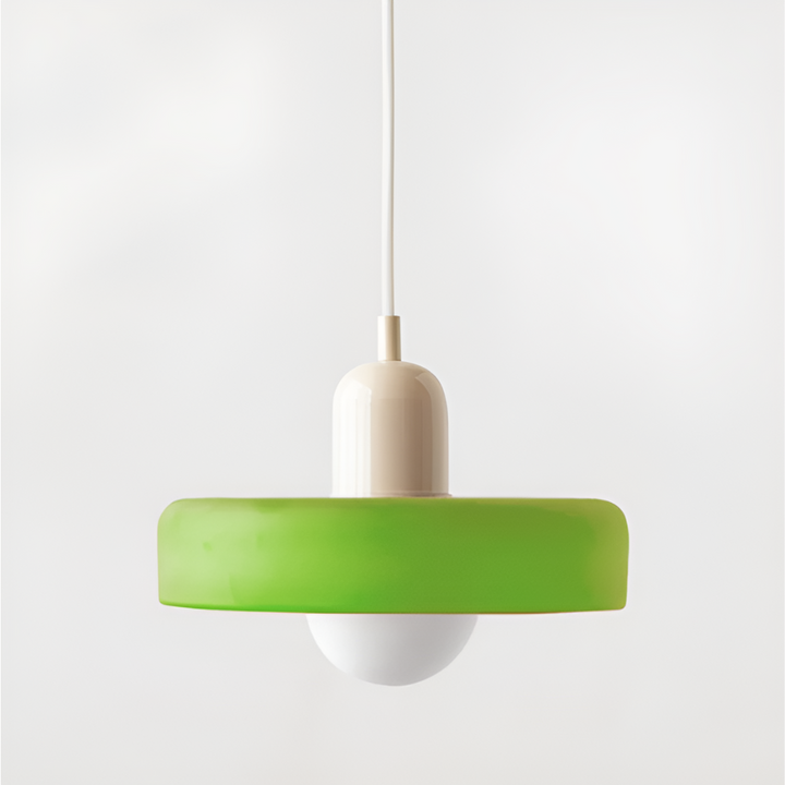 Modern pendellampa i opalglas. Justerbar taklampa för mjuk och elegant rumsbelysning.