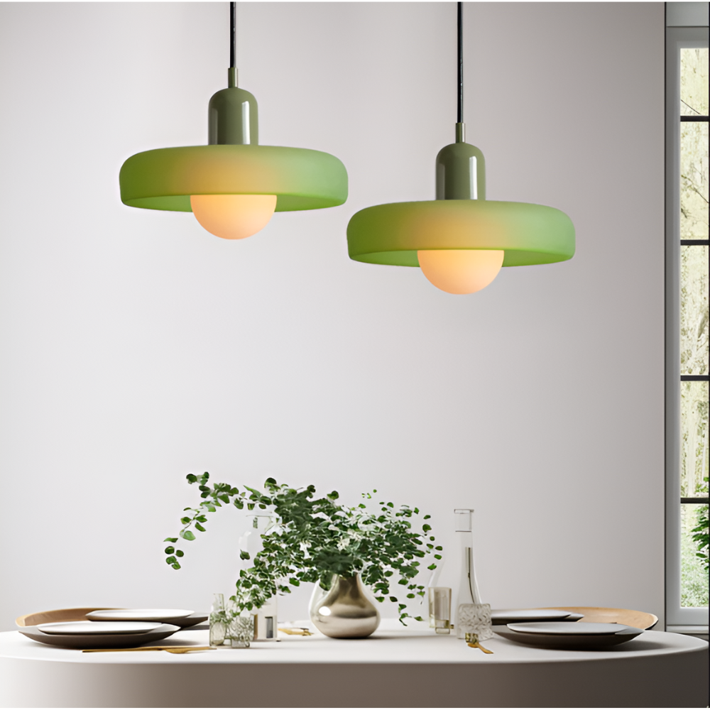 Elegant justerbar pendellampa. Modern glaslampa för ett stilfullt hem.
