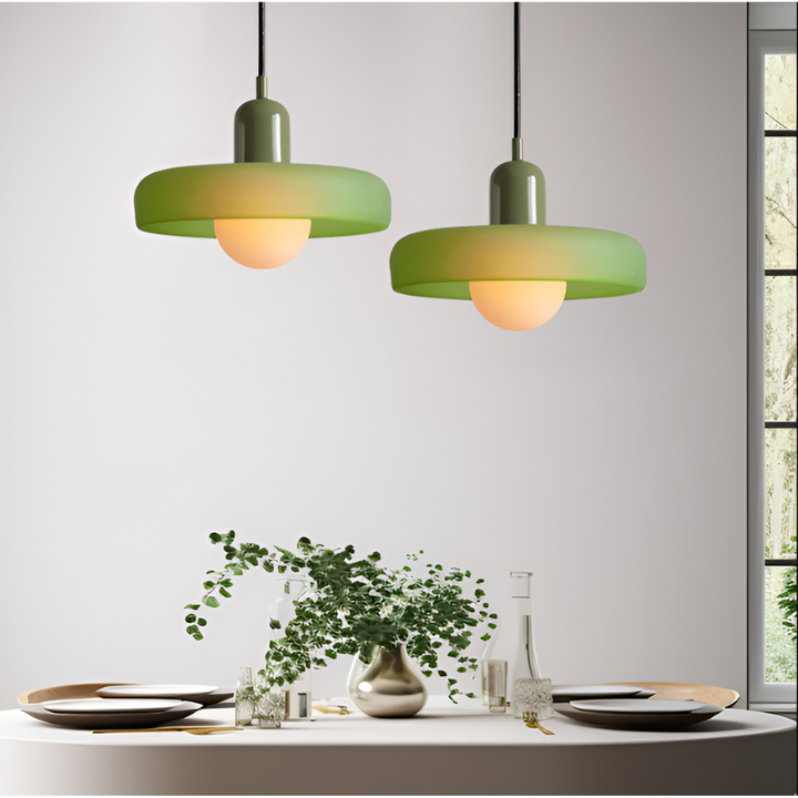 Elegant justerbar pendellampa. Modern glaslampa för ett stilfullt hem.