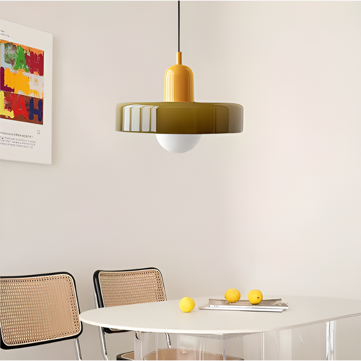 Stilren taklampa i frostat glas. Justerbar designlampa som modern inredningsdetalj.