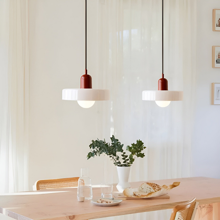 Färgglad justerbar glaslampa. Modern pendellampa för livfull belysning i hemmet.