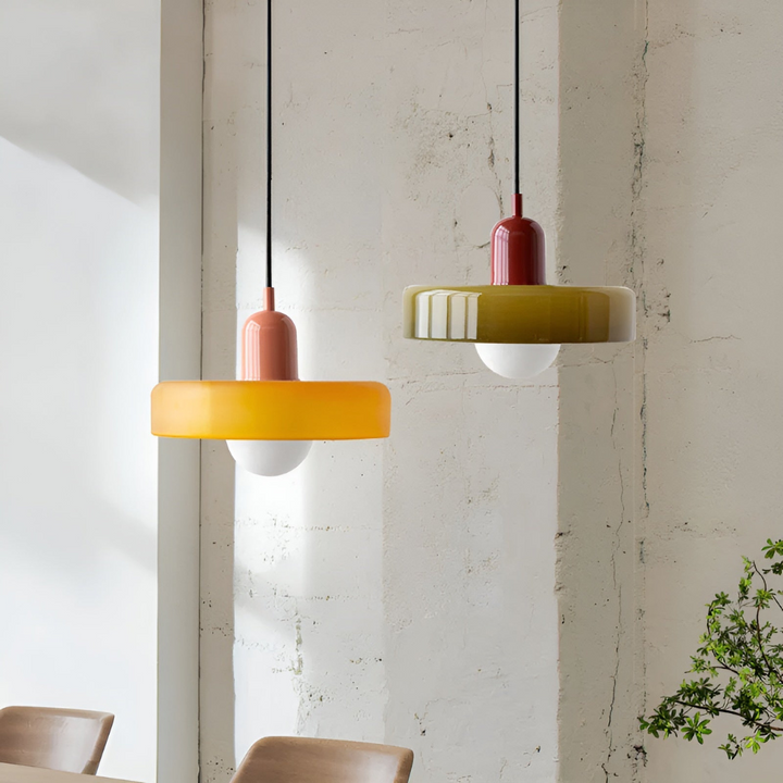 Modern justerbar taklampa i rökfärgat glas. Elegant belysning för sovrum.