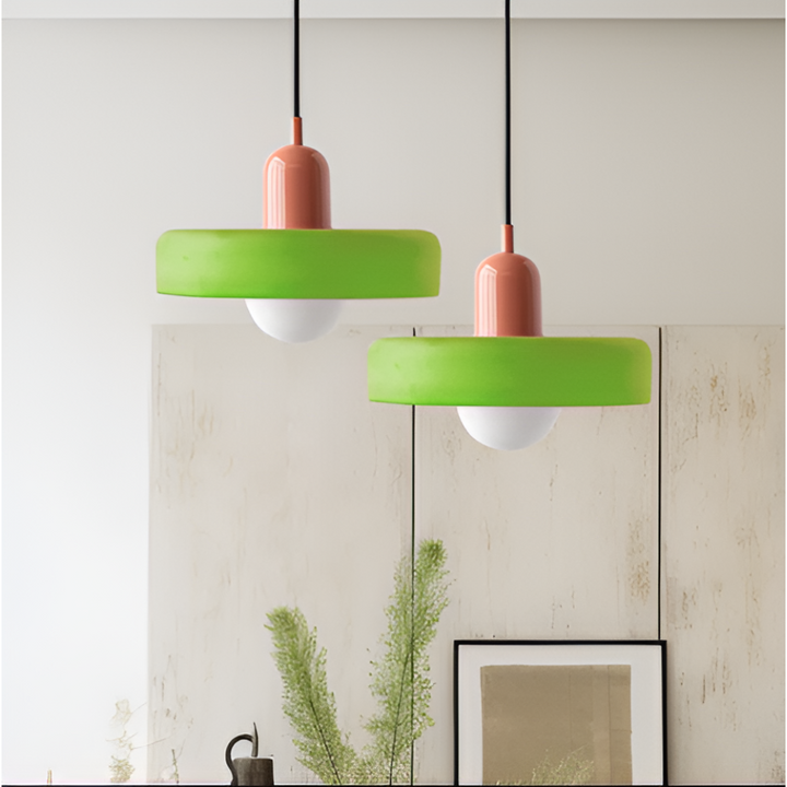 Klarglas pendellampa med justerbar sladd. Stilren designlampa för hall & kontor.