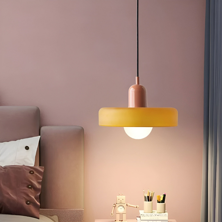 Elegant justerbar pendellampa i glas. Modern belysning för vardagsrummet.