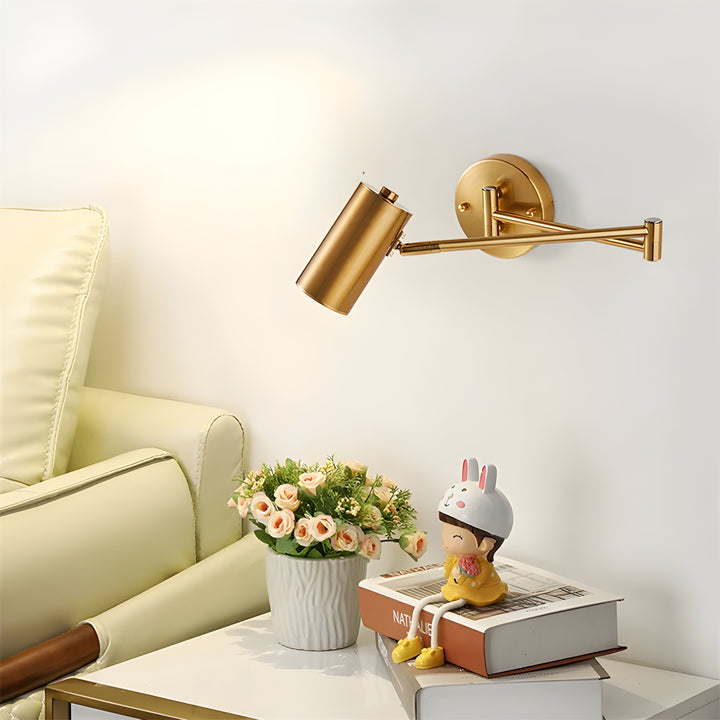 Modern justerbar vägglampa i guld & svart. Flexibel arm för riktad LED-belysning, perfekt i sovrummet.