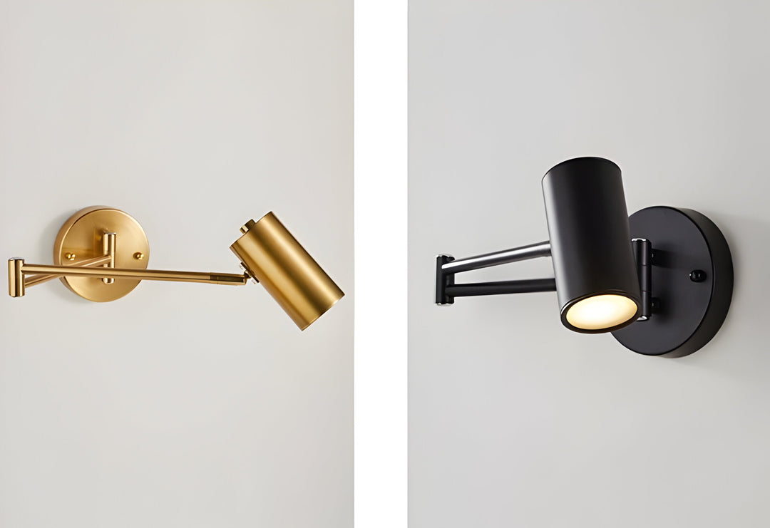 Stämningsbelysning med stil: Svart och guld vägglampa. Justerbar arm för perfekt ljus i varje rum.