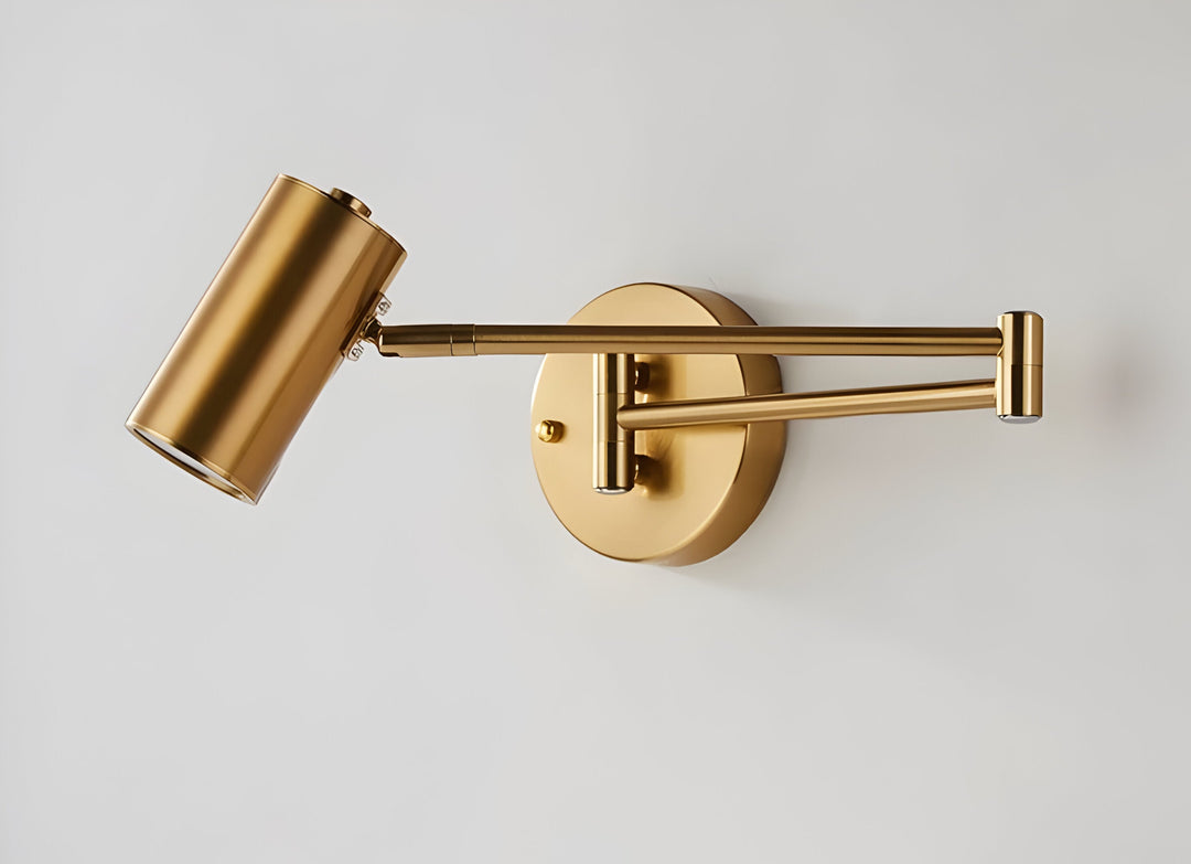 Väggmonterad armlampa i svart och guld. Modern, justerbar design för riktad LED-belysning vid sängen.
