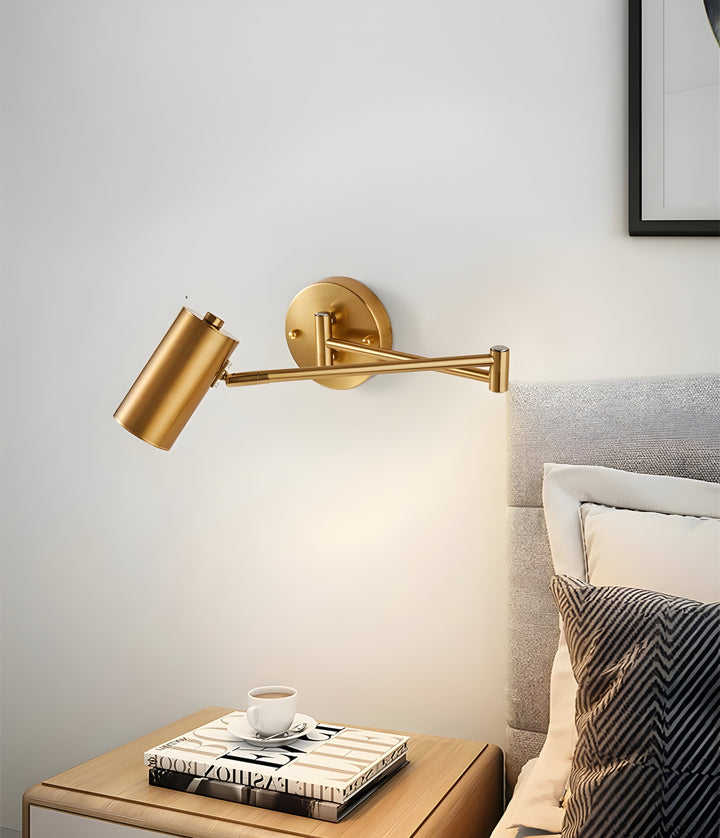 Elegant svart och guldfärgad vägglampa med justerbar arm. Perfekt läslampa för modern inomhusbelysning.